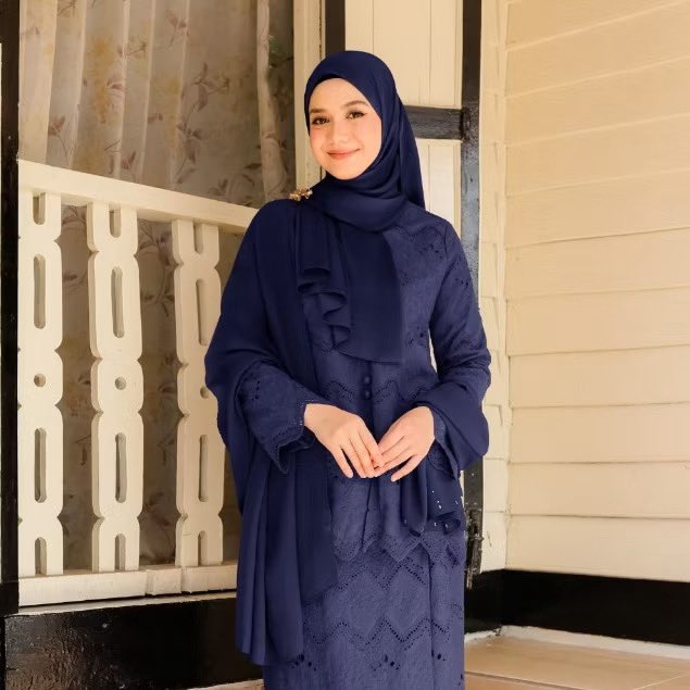 Dah taknak beli baju sebenarnya.. tapi bila nampak yang ni terus rasa nak beli😭 nak pulak musim open house ni kan, kalau boleh taknak pakai baju recycle 😌
