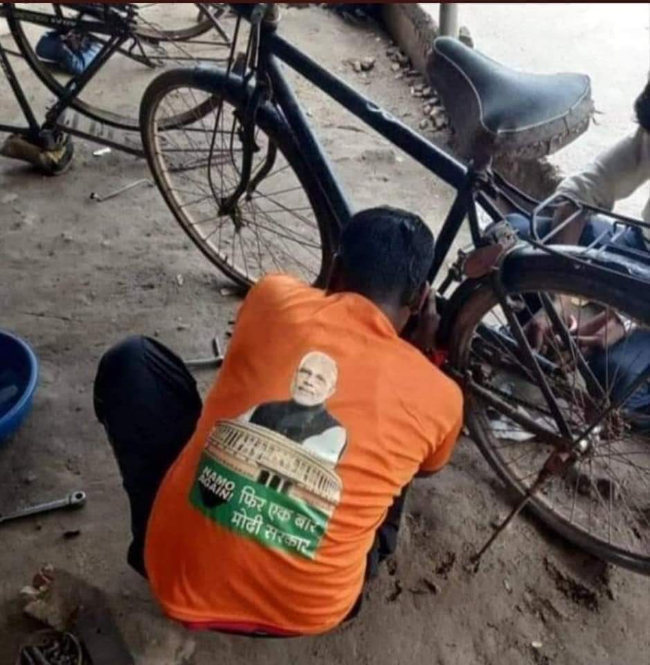 ये पंचर बनाने वाले कौन है???
उनके कपड़ों से ही पता लग जाता है.. 😊
