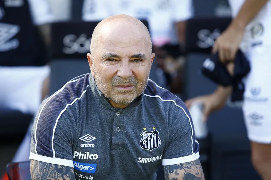 🚨Jorge Sampaoli serait en pôle pour un retour à Santos et succéder à Caixinha. 

Après le refus des noms prioritaires (Tite, Dorival jr, Luis Castro) le club à avancé dans les négos avec le Coach 🇦🇷.