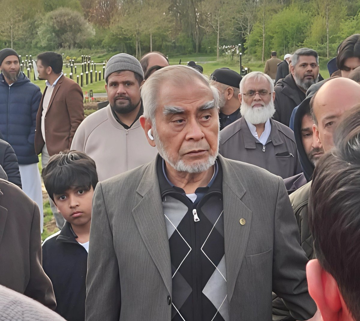 JIPOfficial's tweet photo. لیسٹر برطانیہ:پروفیسر خورشید احمد (رح) کی لیسٹر برطانیہ میں نمازِ جنازہ  ادا کی گئی ۔ جنازہ کی امامت پروفیسر ڈاکٹر انیس احمد نے کروائی۔ تدفین کے موقع پر بڑی تعداد میں احباب نے شرکت کی۔ https://t.co/nqqO8AMj2W