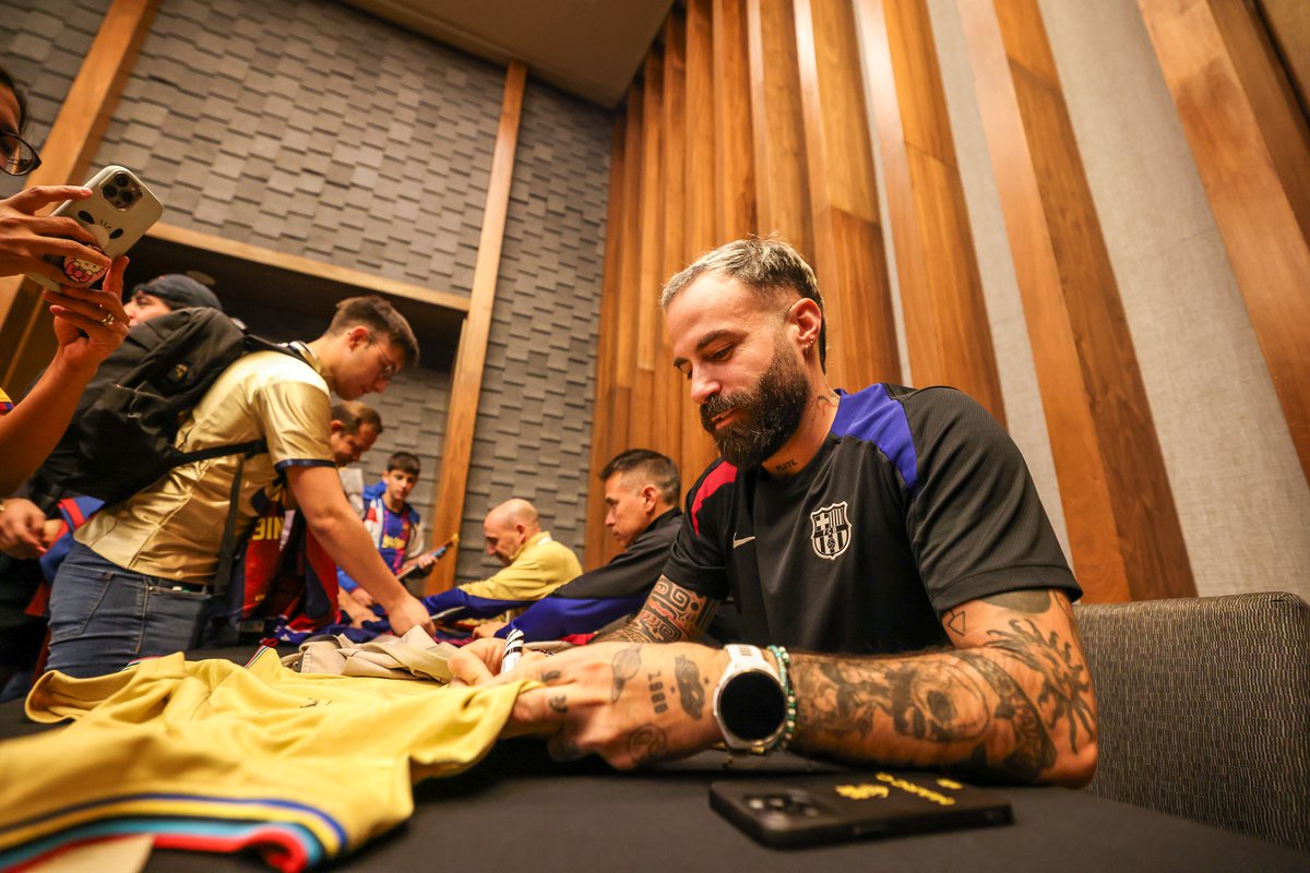 FCBPenyes's tweet photo. 🌎 ¡La pasión blaugrana muy presente en América!

😊 Las peñas de México han vivido momentos inolvidables compartiendo emociones con los Barça Legends durante su estancia en el país

🔥 ¡El orgullo culé resuena con fuerza al otro lado del Atlántico! https://t.co/Wevm2oWF9o