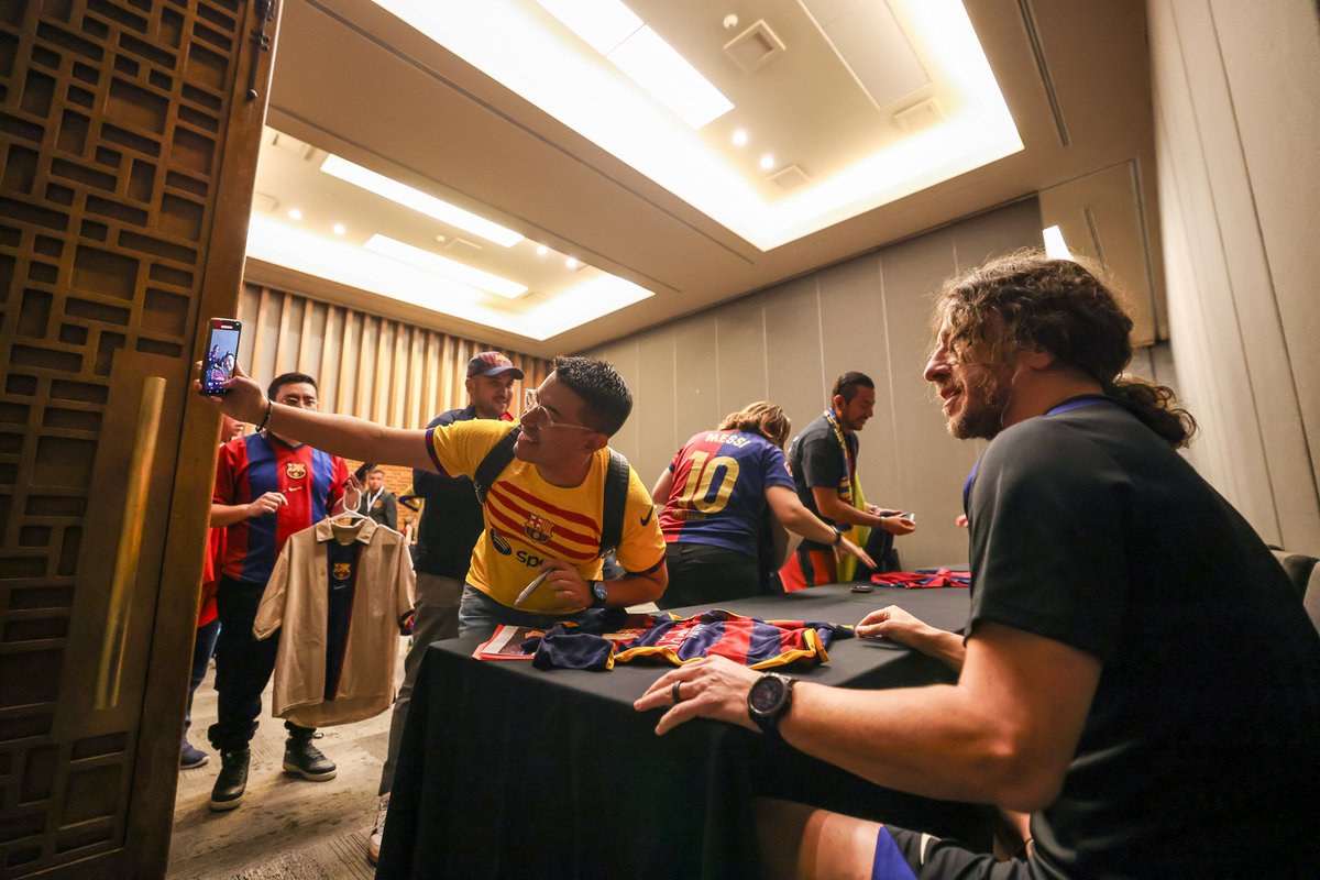 FCBPenyes's tweet photo. 🌎 ¡La pasión blaugrana muy presente en América!

😊 Las peñas de México han vivido momentos inolvidables compartiendo emociones con los Barça Legends durante su estancia en el país

🔥 ¡El orgullo culé resuena con fuerza al otro lado del Atlántico! https://t.co/Wevm2oWF9o