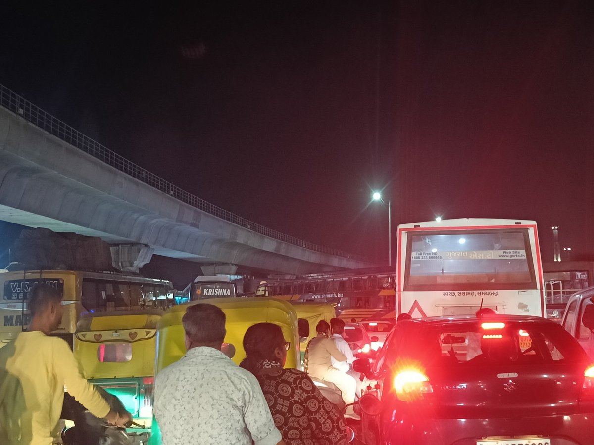 agrawalnik29's tweet photo. @sanghaviharsh @AhmedabadPolice @ahmedabadmirror @abpasmitatv 
Situation of rto circle ahmedabad at 10:30 pm due to private buses standing and creating traffic jam!
@RonakABPAsmita @RjDhvanit @tv9gujarati
#ahmedabadtraffic #Ahmedabad https://t.co/Wb8aNSO0yY