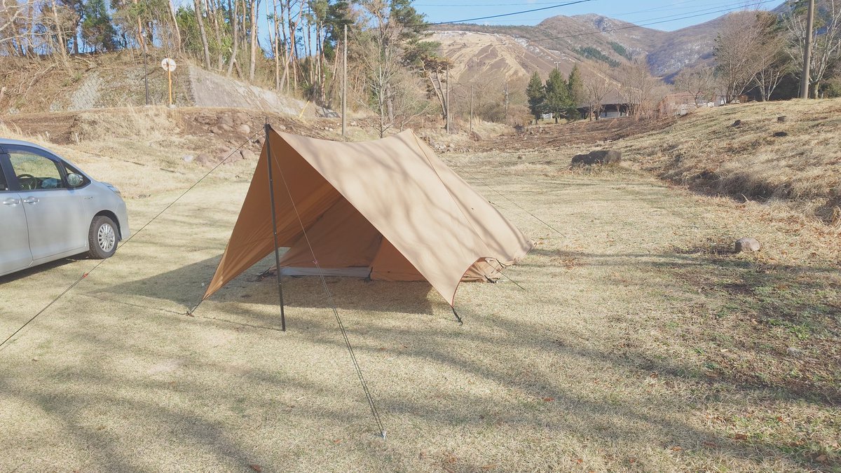 aki12292002's tweet photo. ３ヶ月ぶりのキャンプ⛺️
場所はいつものお山のキャンプ場
午前中は雪が降っていたらしくて遠くの山が白い❄ https://t.co/EdW501xdil