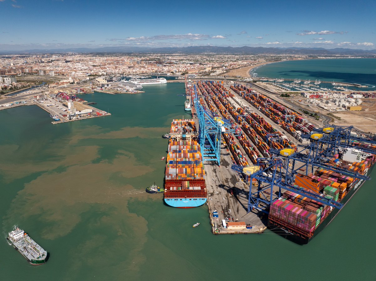 Maersk's tweet photo. 🚢 Evelyn Mærsk sets records in @APMTerminals  Spain!🇪🇸Last week, she became the largest #vessel ever to call APM Terminals Valencia, and just days later, the longest vessel to call APM Terminals Barcelona.
Now en route to La Spezia 🇮🇹 as part of the #GeminiCooperation.
#Maersk https://t.co/MvxHuY52Wn