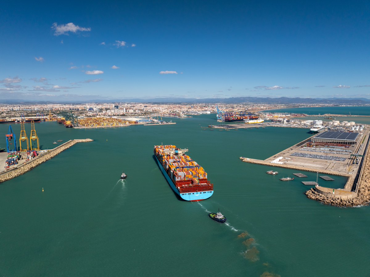Maersk's tweet photo. 🚢 Evelyn Mærsk sets records in @APMTerminals  Spain!🇪🇸Last week, she became the largest #vessel ever to call APM Terminals Valencia, and just days later, the longest vessel to call APM Terminals Barcelona.
Now en route to La Spezia 🇮🇹 as part of the #GeminiCooperation.
#Maersk https://t.co/MvxHuY52Wn