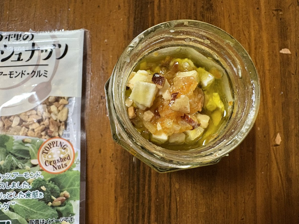spicy_peppar's tweet photo. クリームチーズ、ナッツ、柑橘ジャム🍋🍊のオリーブオイル漬けを再現。パンにつけてお塩をパラパラ🧂🥪ﾏｲﾌﾞｰﾑ
クリームチーズは冷凍して切るのがコツ👍
次はハーブを入れてみようかな🌿

＠spicy_xinyaore←機種変につきコチラにやむなく移行中 https://t.co/ephkOxPEKo