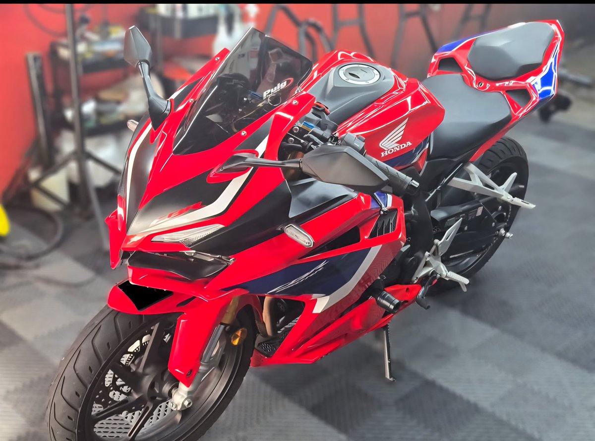 khrlmzn's tweet photo. Hi!
Ada siapa2 yg mencari motor CBR250RR?
Motor mileage baru 8k🔥🔥!

Motor parking bawah rumah siap selimut. Windshield,bobbin, front winglet smua bg free, Tayar Michelin Pilot Street 2 pon dah tukar dari stock, memang tinggal pulas je baby CBR ni. Boleh dm terus kalau berminat. https://t.co/HAbeITssYF
