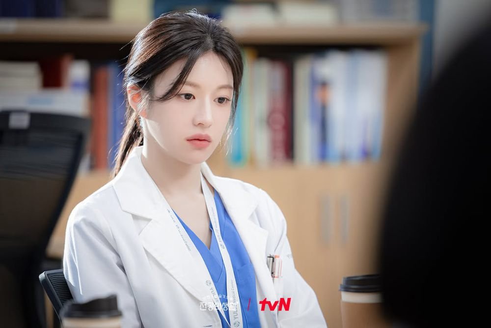 tang__kira's tweet photo. Shin Wonho PD cerita kalau salah satu kekuatan Go Yoonjung tuh mukanya pas lagi bengong.

Shin Wonho bilang kalau cuman sedikit aktor yang bisa bikin ekspresi mereka kosong, tapi Go Yoonjung bisa. Meskipun Go Yoonjung hanya menggunakan sedikit ekspresi, aktingnya tuh sampai ke penonton. 

Shin Wonho juga bilang Go Yoonjung itu pekerja keras yang sangat tulus dalam bidangnya, masih banyak ruang berkembang di kemudian hari.

https://t.co/7QRRytUhhB
