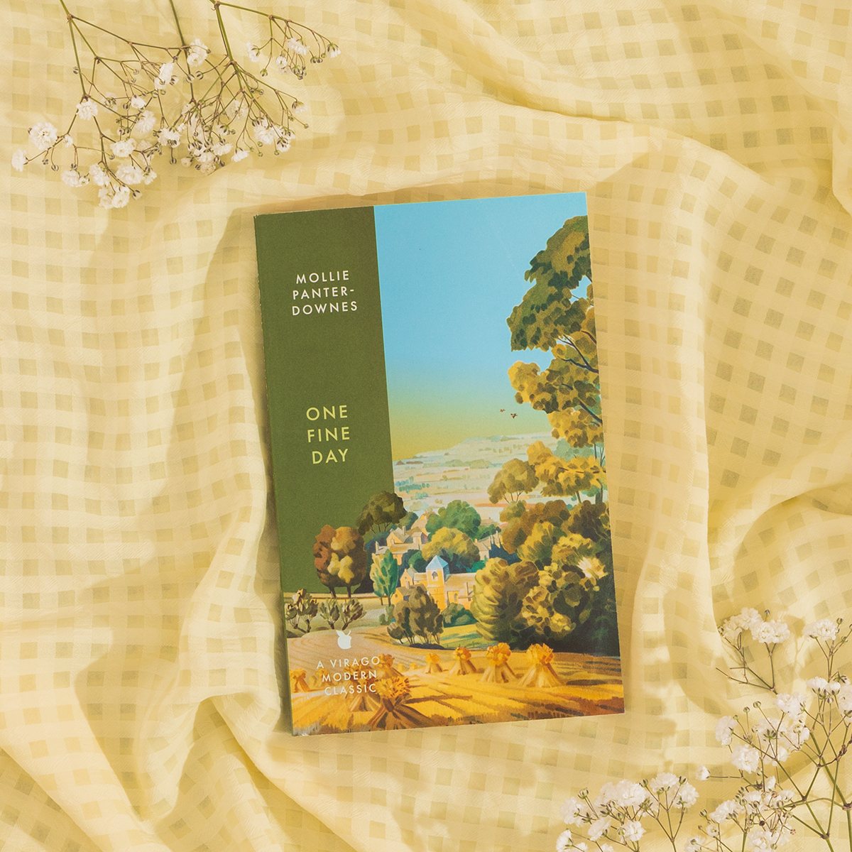 ViragoBooks's tweet photo. Set over one summer's day in 1946, #OneFineDay is a beautifully drawn portrait of a country and a marriage poised on the brink of a new era.

Perfect for fans of #SmallPleasures and #AMonthintheCountry.

Coming 8th May
#ClassicsWithBite #ReadYourGreens 🍏💚 https://t.co/jGCgRdvYz3