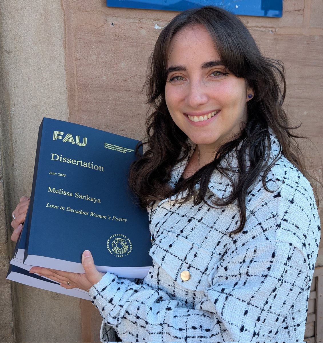 Finally: I submitted my #PhD! 🎓 A huge milestone for me and I'm incredibly grateful for all the support throughout this journey! ❤️ #doctoralthesis #phdone