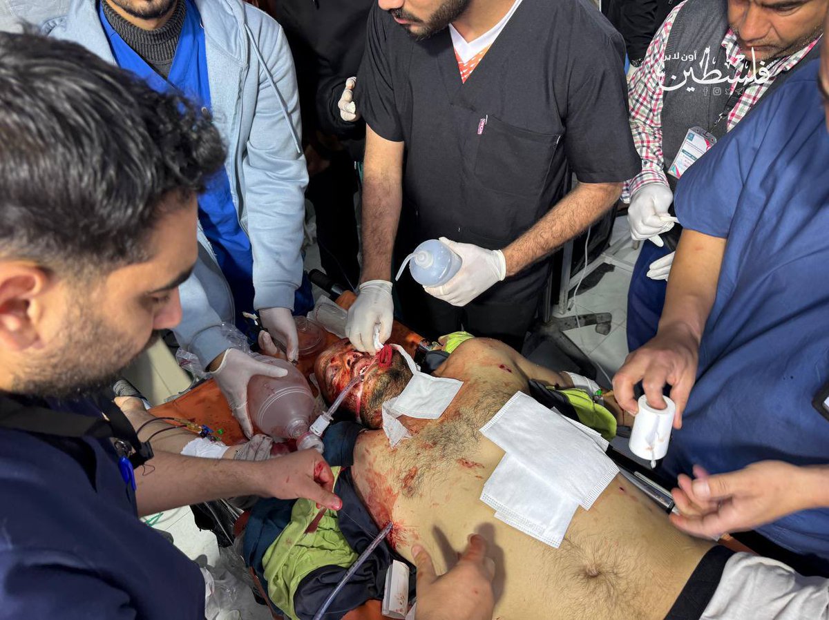 MyPalestine0's tweet photo. إصابات بينها خطيرة في صفوف الكوادر الطبية بعد قصف الاحتلال للبوابة الخلفية لمستشفى الكويت التخصصي بمواصي خانيونس. https://t.co/Rtk9L5hLYt