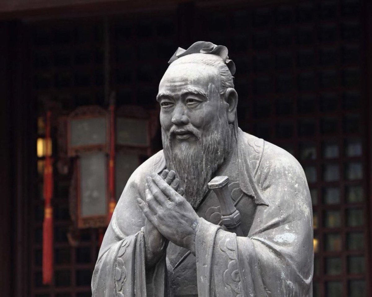 Dedikoducu bir insan hep başkalarından, egoist bir insan hep kendisinden, akıllı bir insan ise toplumu ilgilendiren konulardan bahseder.