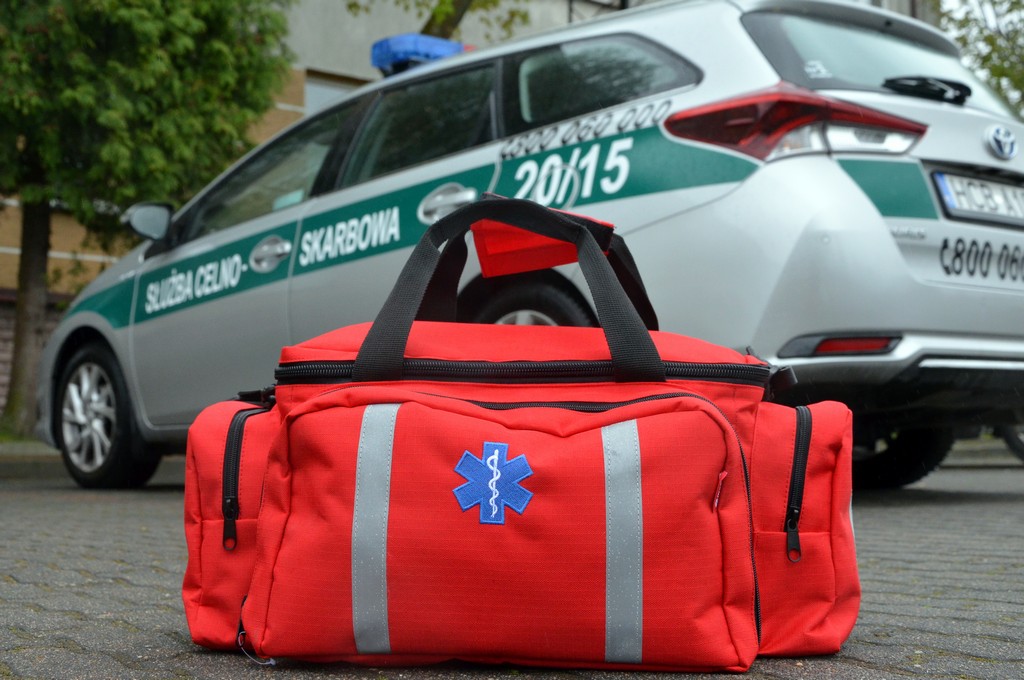 KAS_Bialystok's tweet photo. 👏🚑Funkcjonariusze podlaskiej #KAS z OC w Augustowie, wracając ze służby udzielili pierwszej pomocy rannemu mężczyźnie‼️
Ich czujność, szybka reakcja i profesjonalizm uratowały poszkodowanemu życie❗️
Przeczytaj👉https://t.co/vVZfyM4Odw
#KASdlaWas https://t.co/iH1z0xoGZC