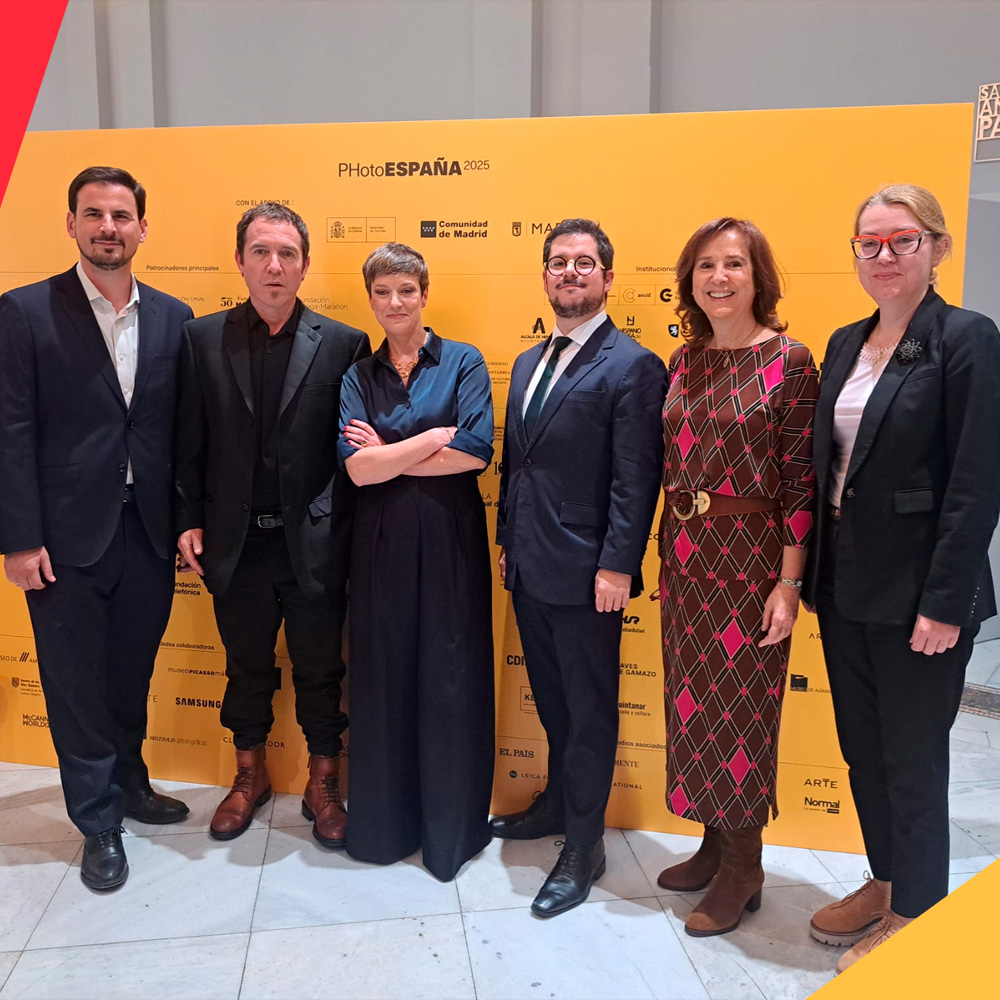 FundaciónChileEspaña (@fundchileespana) on Twitter photo 📸🇨🇱🇪🇸 #Chile, primer País Invitado en <a href="/photoespana/">PHotoESPAÑA</a> 2025
Exposiciones en Madrid y Santander mostrarán la historia y memoria visual de Chile.
Destaca “Voces de la Patagonia” de Gusinde, con apoyo de la <a href="/Biblioteca_BCC/">Biblioteca Central de Cantabria</a>, <a href="/FilantropiaCS/">Filantropía Cortés Solari</a> y Atelier EXB.
#Fotografía #España #PHE25 📸🇨🇱🇪🇸 #Chile, primer País Invitado en <a href="/photoespana/">PHotoESPAÑA</a> 2025
Exposiciones en Madrid y Santander mostrarán la historia y memoria visual de Chile.
Destaca “Voces de la Patagonia” de Gusinde, con apoyo de la <a href="/Biblioteca_BCC/">Biblioteca Central de Cantabria</a>, <a href="/FilantropiaCS/">Filantropía Cortés Solari</a> y Atelier EXB.
#Fotografía #España #PHE25
