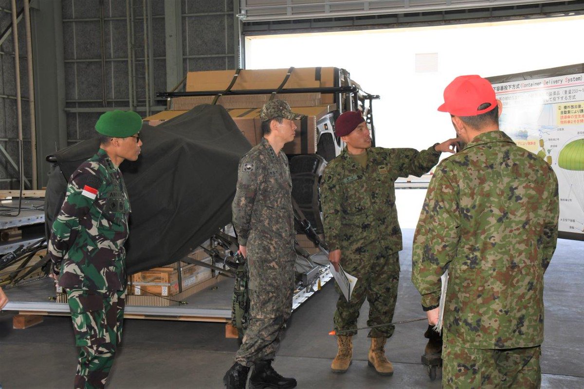 【尼国陸軍大佐及び韓国陸軍大佐の部隊訪問対応】
#第１空挺団 は、４月１４日（月）、統合高級課程入校中の留学生２名（尼国及び韓国陸軍）の部隊訪問を受けました。
本訪問において、団の概況説明、空挺館、落下傘整備工場、訓練施設等の研修を行い、防衛協力・交流の促進に寄与しました。