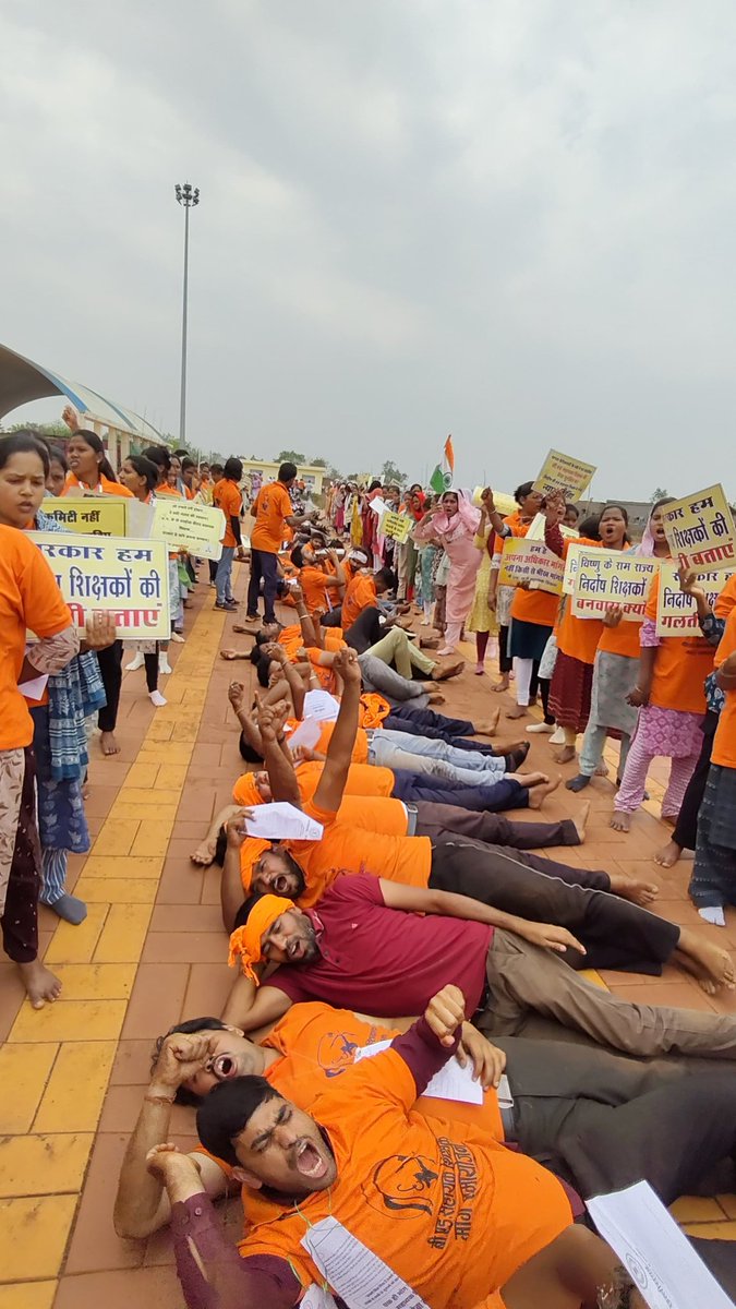 Rajendra Painkra (@rajendrapa42534) on Twitter photo #CG_BEd_Samayojan
राजपत्र की माला पहन जमीन पे लेते निर्दोष बी एड धारी शिक्षक
समायोज कब?
<a href="/narendramodi/">Narendra Modi</a>
<a href="/AmitShah/">Amit Shah</a>
<a href="/brijmohan_ag/">Brijmohan Agrawal</a>
<a href="/vishnudsai/">Vishnu Deo Sai</a>
<a href="/ArunSao3/">Arun Sao</a>
<a href="/vijaysharmacg/">Vijay sharma</a>
<a href="/amitmalviya/">Amit Malviya</a>
<a href="/pankaj_media/">पंकज कुमार झा</a>
<a href="/OPChoudhary_Ind/">OP Choudhary</a> #CG_BEd_Samayojan
राजपत्र की माला पहन जमीन पे लेते निर्दोष बी एड धारी शिक्षक
समायोज कब?
<a href="/narendramodi/">Narendra Modi</a>
<a href="/AmitShah/">Amit Shah</a>
<a href="/brijmohan_ag/">Brijmohan Agrawal</a>
<a href="/vishnudsai/">Vishnu Deo Sai</a>
<a href="/ArunSao3/">Arun Sao</a>
<a href="/vijaysharmacg/">Vijay sharma</a>
<a href="/amitmalviya/">Amit Malviya</a>
<a href="/pankaj_media/">पंकज कुमार झा</a>
<a href="/OPChoudhary_Ind/">OP Choudhary</a>