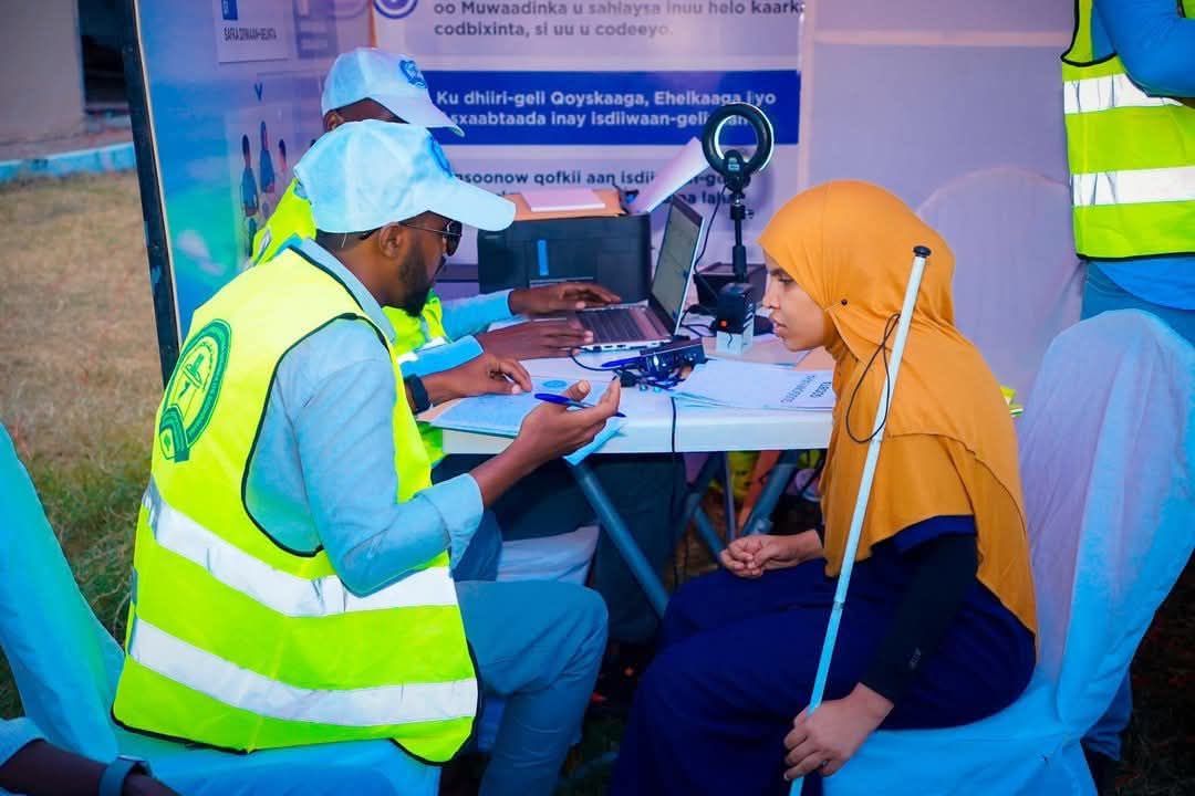 Abdikarindahirr's tweet photo. 𝗩𝗼𝘁𝗲𝗿 𝗥𝗲𝗴𝗶𝘀𝘁𝗿𝗮𝘁𝗶𝗼𝗻 𝗳𝗼𝗿 𝗟𝗼𝗰𝗮𝗹 𝗘𝗹𝗲𝗰𝘁𝗶𝗼𝗻𝘀 𝗞𝗶𝗰𝗸𝘀 𝗢𝗳𝗳 𝗶𝗻 𝗦𝗵𝗶𝗻𝗴𝗮𝗮𝗻𝗶-𝗠𝗼𝗴𝗮𝗱𝗶𝘀𝗵𝘂

Voter registration for Somalia’s historic local council elections officially began today, Tuesday, in Shingaani district, Banadir region. Residents formed long lines at registration centers, eager to take part in selecting their local representatives.

Banadir Governor Mohamed Ahmed Amiin was the first to register, encouraging many others to follow suit and engage in the democratic process.

This marks the first time in over 50 years that citizens are able to directly elect local council members.

National Electoral Commission Chairperson, Abdikarim Ahmed Hassan, previously affirmed the commission’s readiness, with all necessary tools and systems in place.

The process is part of efforts to establish a transparent, one-person-one-vote electoral system.

#SomaliaVotes #LocalElections #Shingaani #Banadir #DemocracyInAction