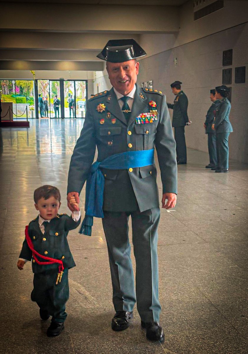 interiorgob's tweet photo. 🌟 No es verdad que la gente pare de perseguir sus sueños porque sean mayores, se hacen mayores porque dejan de perseguir sus sueños.

#GabrielGarcíaMárquez

👮 De tu mano...
👦 Con su mano...
👣 Caminamos hacia el futuro.

#FelizMartes #DíaDelNiño

@guardiacivil https://t.co/zVNwpEP4PO