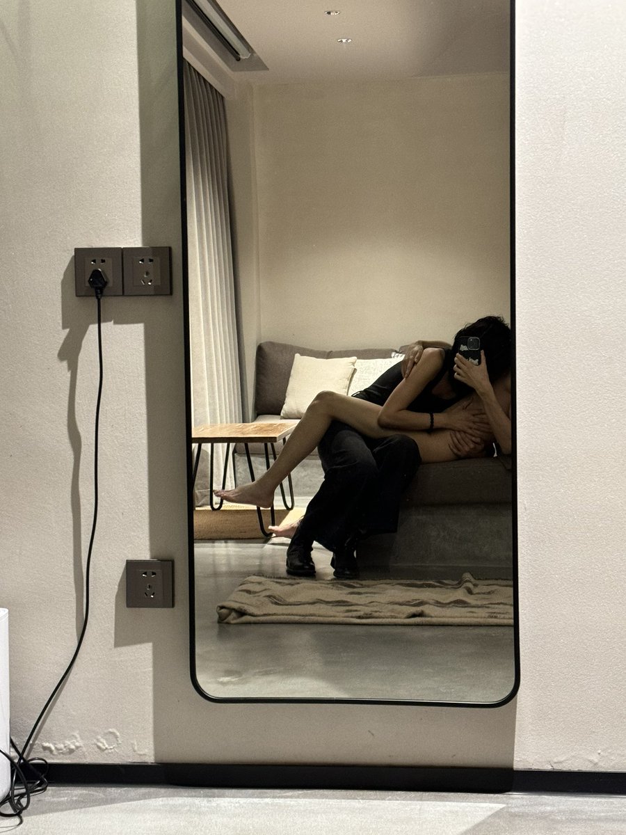 adxiaoye_'s tweet photo. 我不知道啊 他自己就跑我怀里来了 我就顺势给他压倒了🤭#四爱 #4i #女攻男受 https://t.co/iyGyYUq6ON
