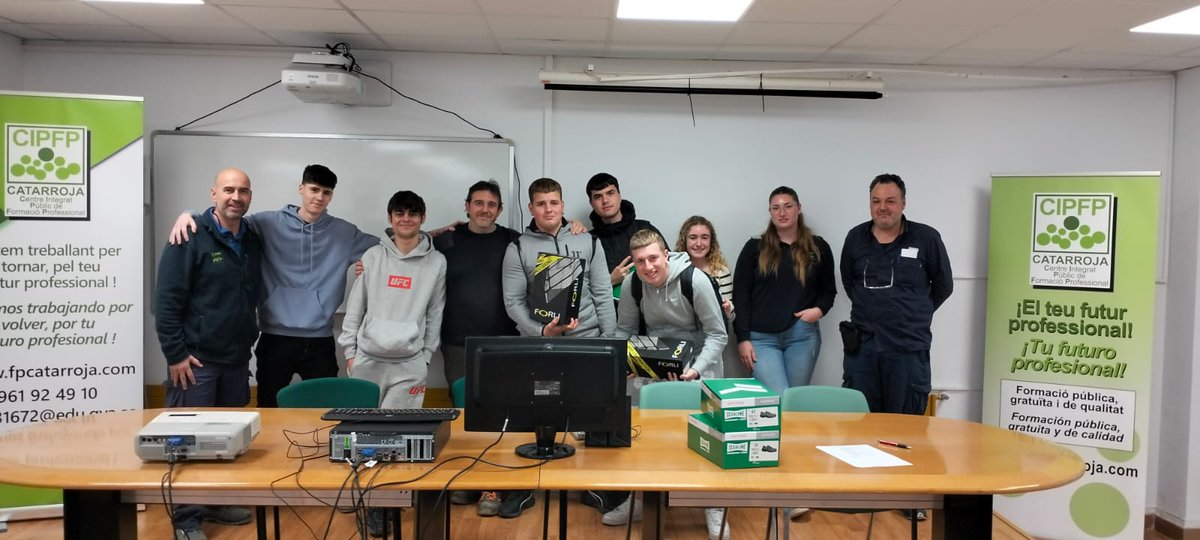 fpcatarroja's tweet photo. 🟢🔝#CIPFPCatarroja entrega a su alumnado el material de protección adquirido gracias a las donaciones realizadas por IES Consuelo Aranda (Alberic) y @cifpjuanherrera @AyuntamientoVLL 👏👏
Gracias por vuestra solidaridad🤗
@GVAeducacio @GVAlabora @GvaSomFP @todofp
#OrgulloFP #FP https://t.co/BE2Roczj0L