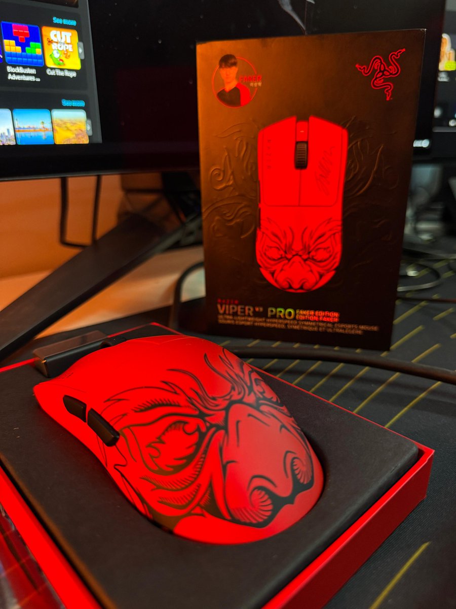 LaxusTv's tweet photo. a minor upgrade ❤️ soon i will be back to valorant again ⚡️
#razer #fakeredition  #v3pro #steelseries #novap7 #mouse #headset #gears https://t.co/2gJBBpYvbU