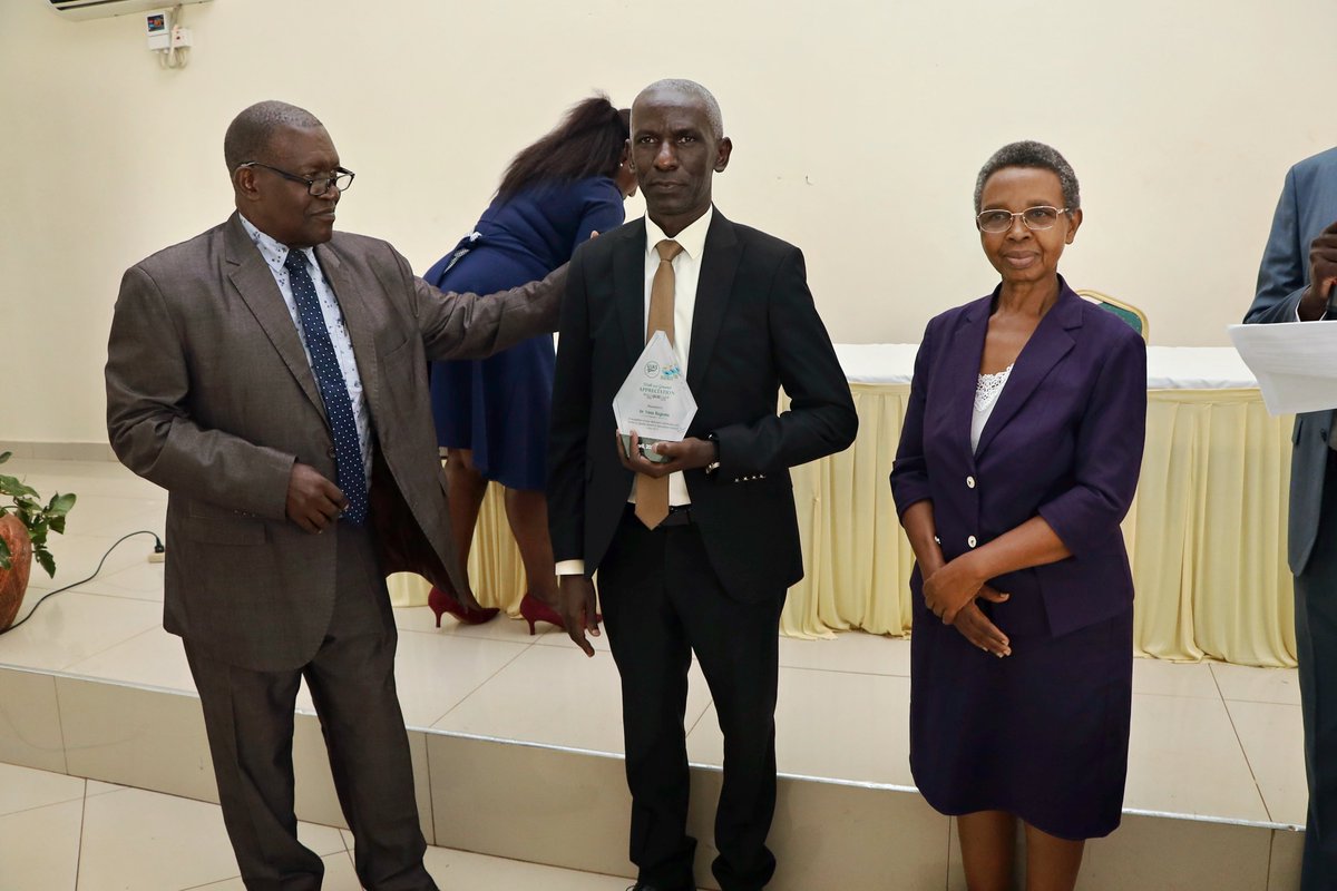 narouganda's tweet photo. Since 1993, UJAS has been a platform for Ugandan Agricultural Scientists (331 articles published!). 

Now, a new editorial board is focused on expanding its reach. Events like the NARO-University conference are key for presenting research & nurturing new talent. 
Read more: https://t.co/njtrmGn0ls 
@SorotiUniversi1 @Makerere @UCUniversityFAS @NdejjeUnive @UCUniversity