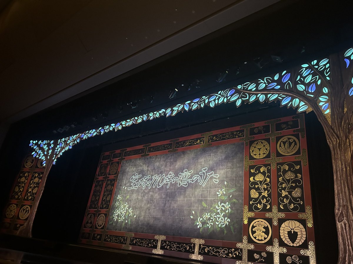 zuka0419's tweet photo. 東京宝塚劇場宙組公演

元星組トップコンビ安蘭けいさん遠野あすかさんと柚希礼音さん3人が一緒に来ていた。

元宙組トップ大和さんもご観劇を。

花組の峰果さん、深音ちゃん、翼さん等もご観劇を。

歌うま神社はみねりちゃんと志凪さんで壬生義士伝の石を割って咲く桜

祇園囃は🎵下手幕前で。 https://t.co/94BMqHigyZ