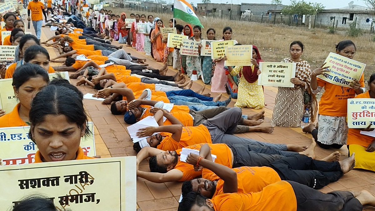 Pushpavind's tweet photo. #CG_BEd_Samayojan
राजपत्र की माला पहन जमीन पे लेते निर्दोष बी एड धारी शिक्षक 
समायोज कब?
@narendramodi
@AmitShah
@brijmohan_ag
@vishnudsai
@ArunSao3
@vijaysharmacg
@amitmalviya
@pankaj_media
@OPChoudhary_Ind https://t.co/B3ZgL5LZ2c