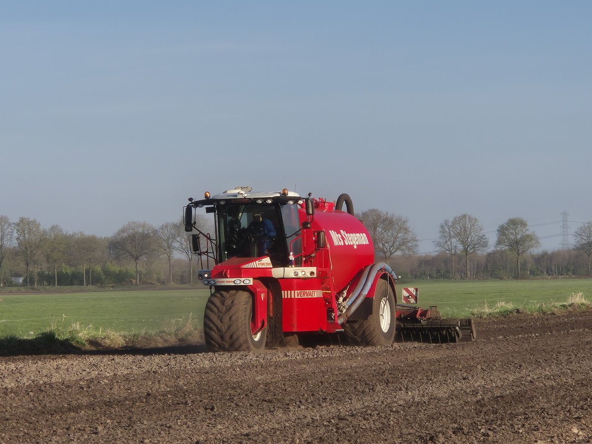 Het maisland kunnen voeden, de rest van de drijfmest moeten we afvoeren. Waarmee we ons grasland na de eerste snede mee moeten voeden?? Zegt u het maar
#stikstoffabel #Nederlandisgek