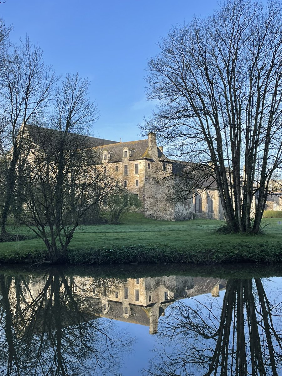 Jeudi 17 avril vers 8:35 je serai sur <a href="/iciarmorique/">ICI Armorique</a> en tant qu’ambassadeur Gites de France, pour parler de Léhon et de son abbaye, lieu historique et culturel, résidence d’artistes en saison, proche de notre maison d’hôtes Villa Émeraude. <a href="/villededinan/">Ville de Dinan</a> <a href="/Didier_Lechien/">Didier Lechien</a>