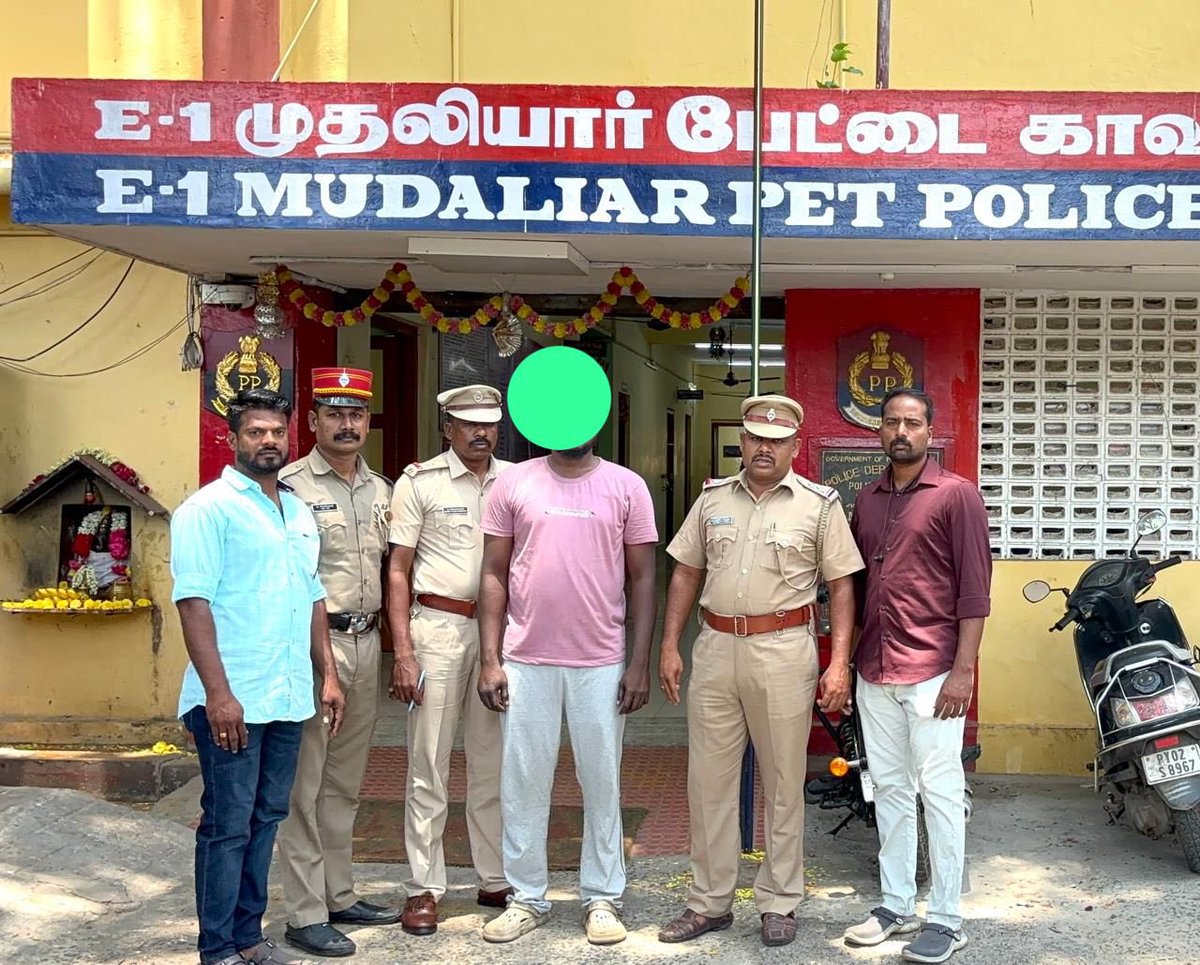PuducheryPolice's tweet photo. PS Mudaliarpet team have arrested the accused Bharat for attacking the victim with a beer bottle and attempting to murder him.
Kudos to the team for their swift action, catching the accused within 24 hours! #PuducherryPolice #BharatiyaNyayaSanhita https://t.co/hx2xbl8oZ4