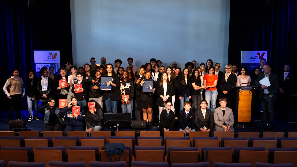 valdoise's tweet photo. 🎓À la découverte de Sciences Po Saint-Germain-en-Laye  

Dans le cadre de son programme d’actions éducatives, le Département propose à ses collégiens une immersion à l’Institut d’Études Politiques de Saint-Germain-en-Laye. #Education https://t.co/gYEajsSKUc