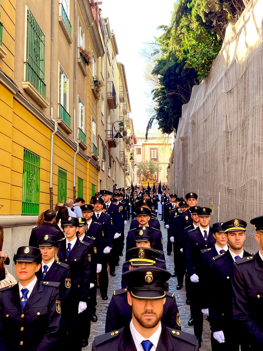 rafamorente's tweet photo. Un año más, y van 77, la @policia acompaña a la Hermandad de la Oración del Huerto de los Olivos de Granada en su estación de penitencia del Lunes Santo como Hermanos Honorarios de la misma. https://t.co/3xRAbIXOAP