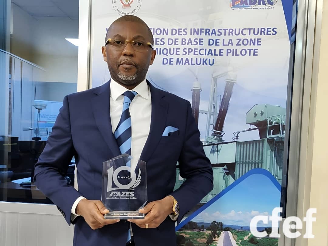 DeCom_CFEF's tweet photo. Trophée d’excellence pour Alain Lungungu !  
Le Coordonnateur National de la CFEF  a été primé ce 14 avril à Kinshasa lors des 10 ans de l’@azesrdc, en reconnaissance de son rôle clé dans la mise en œuvre de la Zone Economique Spéciale pilote de Maluku.
@Presidence_RDC  @PrimatureRDC @Com_mediasRDC @MinIndPME2 @Anthony_Nkinzo @Banquemondiale @SuminwaJudith 
@LouisWKabamba @julienpalukucom 
 #ZonesÉconomiquesSpéciales #IndustrieRDC #InvestirEnRDC #DéveloppementÉconomique #PMEPMI #MinistèreDeLIndustrie #ConférenceKinshasa #ZESRDC #PartenairesIndustriels
#CroissanceInclusive #ÉconomieDurable #MadeInRDC #DéveloppementRDC