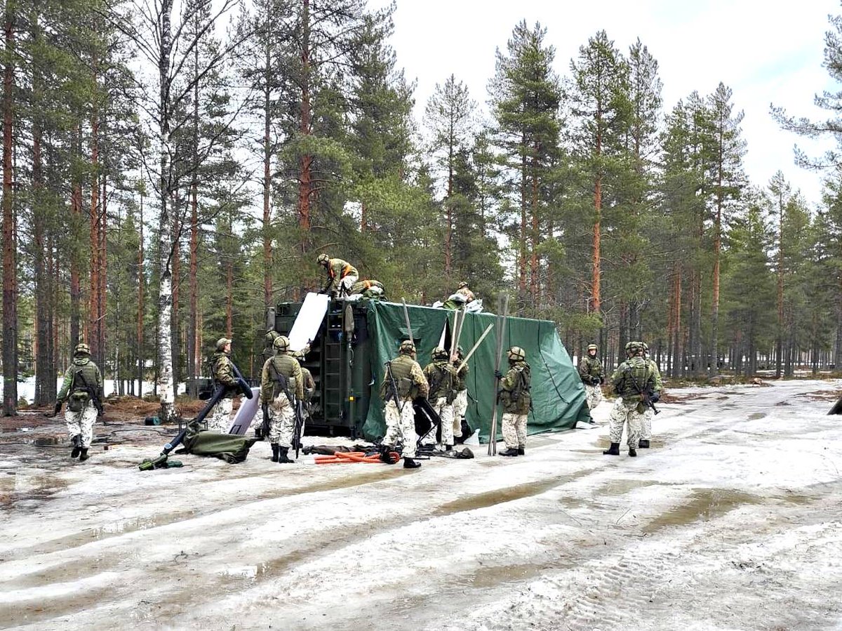 KainuunPR's tweet photo. Tuliasemalinja tiedustelee ja valmistelee tuliasema-aluetta ja Viestilinja perustaa tulitoimintapaikkaa.
Ensin opetellaan lähimaaston koulutuskohteilla ennen siirtymistä haastavampiin maisemiin mm. Rovajärvelle.
#kaipr #maavoimat #inttiarki #kaitr #tykistö #valmiinatukemaan https://t.co/9n4BATWGrR