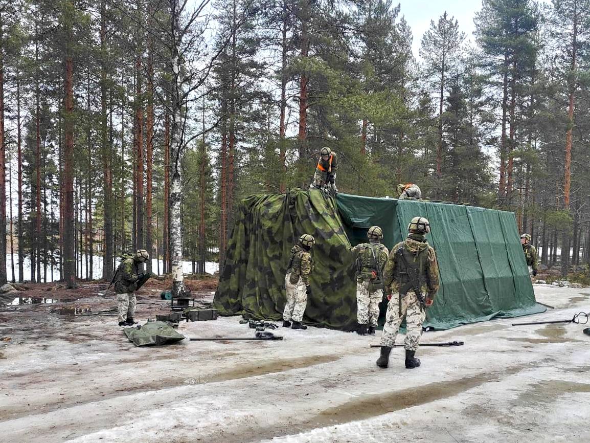 KainuunPR's tweet photo. Tuliasemalinja tiedustelee ja valmistelee tuliasema-aluetta ja Viestilinja perustaa tulitoimintapaikkaa.
Ensin opetellaan lähimaaston koulutuskohteilla ennen siirtymistä haastavampiin maisemiin mm. Rovajärvelle.
#kaipr #maavoimat #inttiarki #kaitr #tykistö #valmiinatukemaan https://t.co/9n4BATWGrR