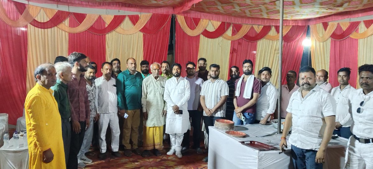 DigvijayJai's tweet photo. कल देर रात विधानसभा क्षेत्र खलीलाबाद के ग्राम सभा गरथवलिया ( चिर्रीपुर ) के श्री राजन तिवारी जी के यहां अखण्ड रामायण पाठ एवं मुण्डन संस्कार में पहुंचकर प्रसाद ग्रहण कर शुभकामना दिया ।
#BJP #UttarPradesh @narendramodi @myogiadityanath https://t.co/50PU57AkoB