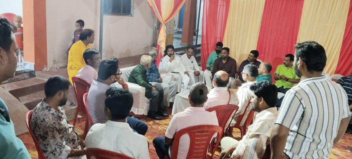 DigvijayJai's tweet photo. कल देर रात विधानसभा क्षेत्र खलीलाबाद के ग्राम सभा गरथवलिया ( चिर्रीपुर ) के श्री राजन तिवारी जी के यहां अखण्ड रामायण पाठ एवं मुण्डन संस्कार में पहुंचकर प्रसाद ग्रहण कर शुभकामना दिया ।
#BJP #UttarPradesh @narendramodi @myogiadityanath https://t.co/50PU57AkoB