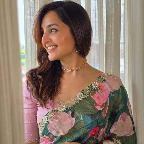 Manju Warrier Biography | iiQ8 Mallu Actress Manju Aunty