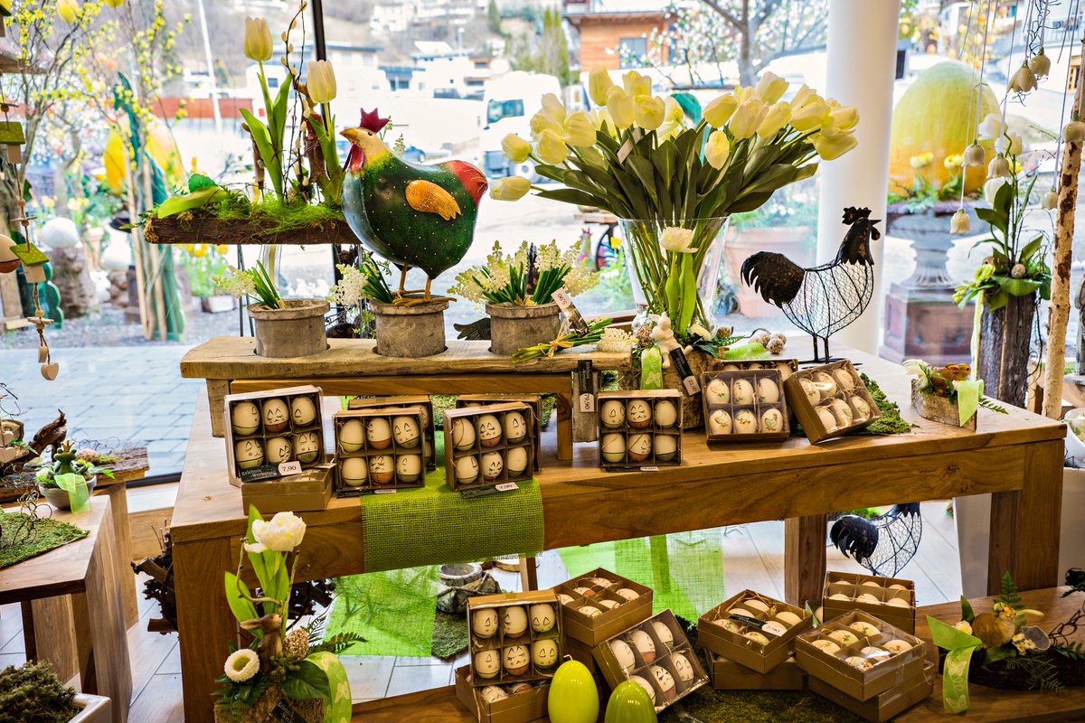 comolake_today's tweet photo. Como’s beloved Fiera di Pasqua (Easter market) returns this April, bringing festive charm to the city’s historic heart. From Thursday 17 to Easter Monday 21 April: https://t.co/n9QJq9uGVK 

#comolaketoday #lake https://t.co/uUOoy5W6hq