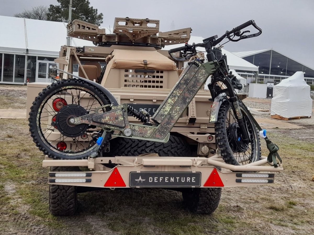 pascalbtr's tweet photo. Lors du #SOFINS, le GRF de Defenture était équipé d'un porte-moto sur lequel un trail électrique tactique, le Spectre de chez ETENDARD, était installé.
Le porte 2 roues est l'un des accessoires qui se développe, surtout parmi les #FS.
📷 LinkdedIn S2M Equipment https://t.co/1LAAC0QC8o