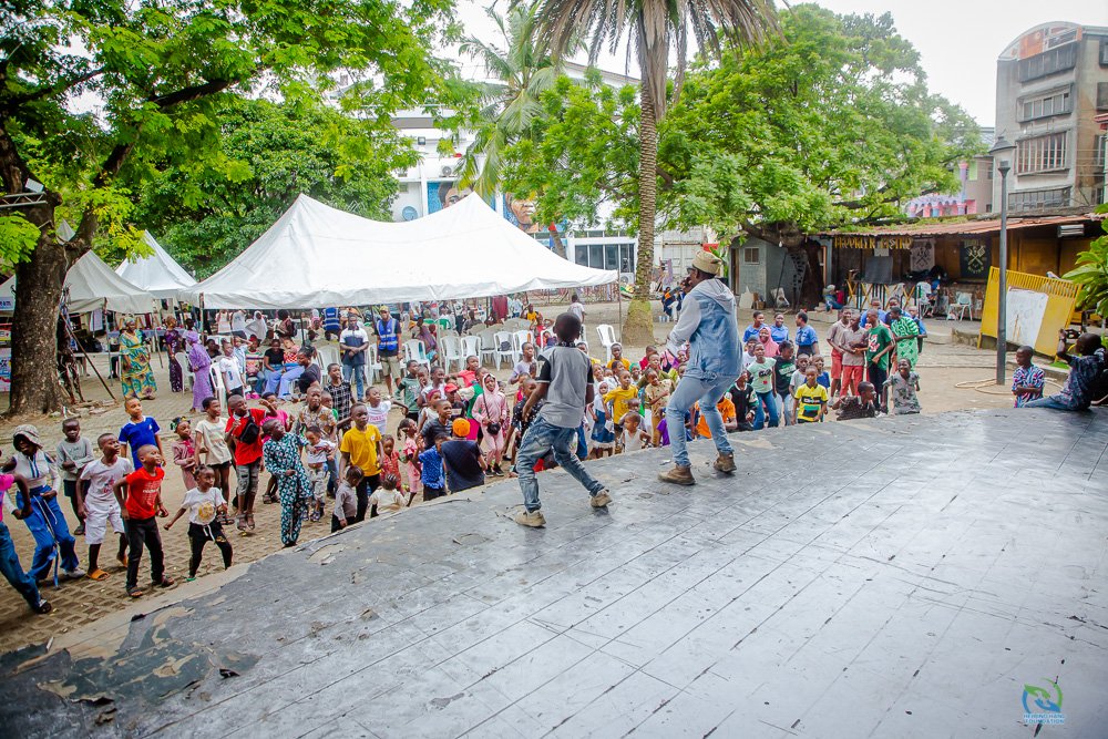 Helpinghand4Eva's tweet photo. Happy kids, countless smiles, and unmeasurable joy.
From free school kits to fun games and care packages, weβre creating lasting memories and making every child feel seen, loved, and ready for school!
#HelpingHandCommunity #BackToSchool #CommunityService #EducationForAll https://t.co/SdIQOOAfQx