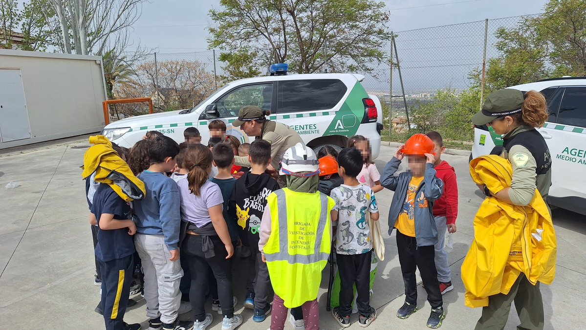 Agentes Medio Ambiente de Andalucía (@aamm_and) on Twitter photo #AAMM de Sierra Nevada participan con <a href="/Plan_INFOCA/">EMA INFOCA</a> en una jornada con escolares del CEIP Los Llanos de #Monachil (#Granada), explicando el impacto de los incendios en la biodiversidad y su labor en prevención, extinción e investigación. 🌿🔥 #AAMM de Sierra Nevada participan con <a href="/Plan_INFOCA/">EMA INFOCA</a> en una jornada con escolares del CEIP Los Llanos de #Monachil (#Granada), explicando el impacto de los incendios en la biodiversidad y su labor en prevención, extinción e investigación. 🌿🔥