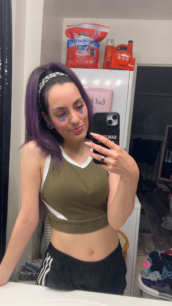 ange_linajasso's tweet photo. Just me 🤗 

Wish I was at #Coachella2025 right now but noooo🙄

#fyp #purplehair https://t.co/XfzFOJcLEM