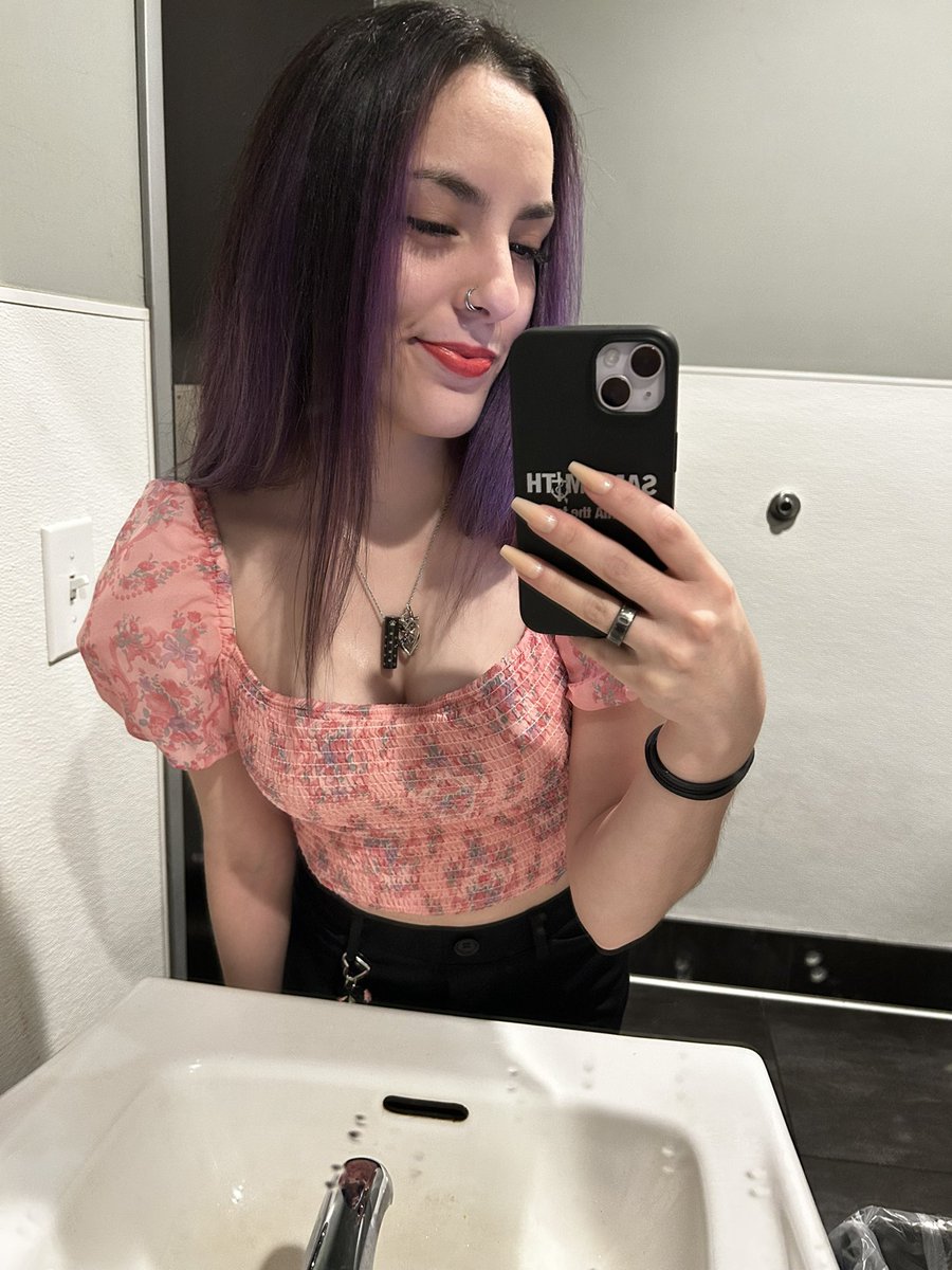 ange_linajasso's tweet photo. Just me 🤗 

Wish I was at #Coachella2025 right now but noooo🙄

#fyp #purplehair https://t.co/XfzFOJcLEM