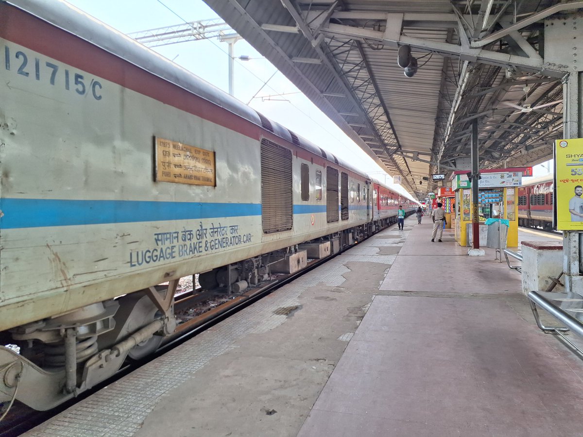 PuruBaba2802's tweet photo. @RailMinIndia @EastCoastRail @DRMKhurdaRoad 
Will be boarding 12801 Puri New Delhi Purushottam Express from puri today. Please place the rake between pf 2 -6 as the pf height of pf 7 and 8 is quite low and my mother is having arthritis and can't board from such low height pf. PFA https://t.co/5dqdt0bY7O
