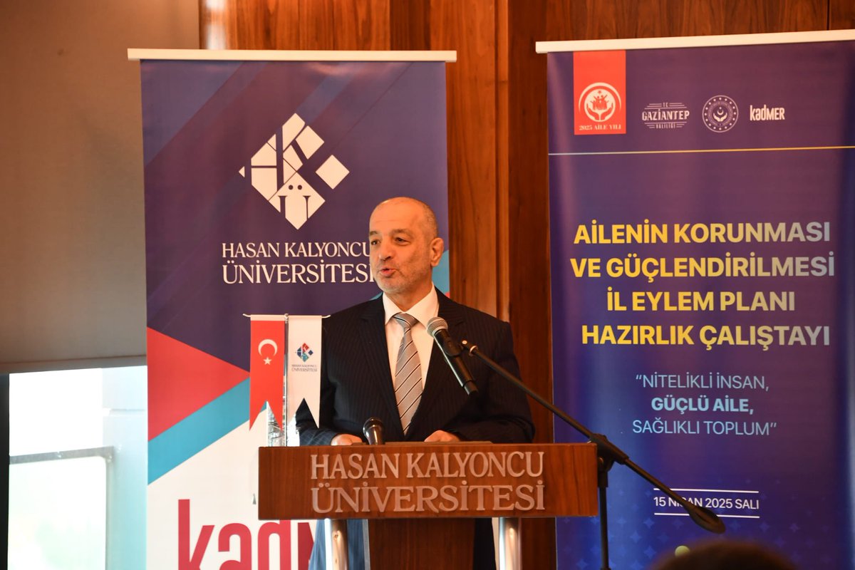 gantepvaliligi's tweet photo. “Nitelikli insan, güçlü aile, sağlıklı toplum” anlayışıyla; Ailenin Korunması ve Güçlendirilmesi İl Eylem Planı Hazırlık Çalıştayı, Valimiz Kemal Çeber ve protokol üyelerinin katılımıyla gerçekleştirildi. 👨‍👩‍👧‍👦

Çalıştayda; küresel riskler ve demografik dönüşüm karşısında aile yapısının korunması, dijitalleşme sürecinde ailelerin desteklenmesi, afet ve acil durumlara karşı aile dayanıklılığının artırılması gibi birçok başlık ele alınıyor. 🌍📱🏡

📍 #Gaziantep Hasan Kalyoncu Üniversitesi

@kemalcebervali @umutzeybek @TurkayDereli