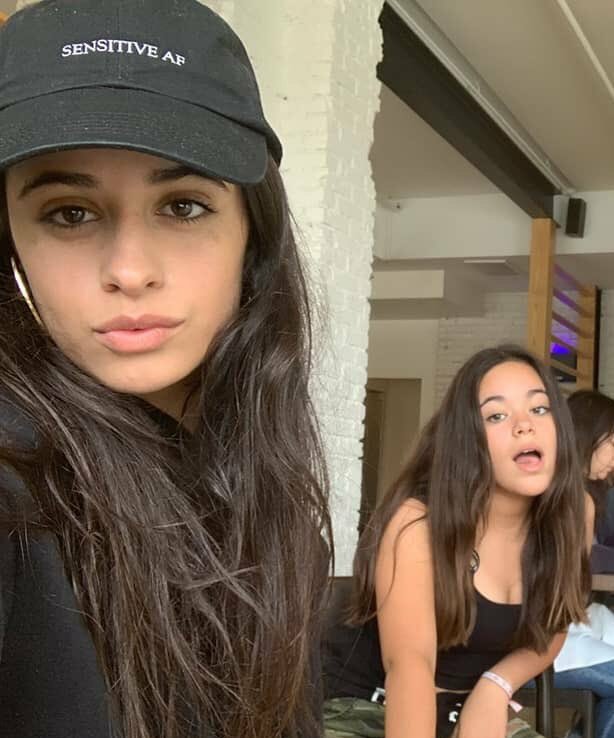 CamilaCabelloBR's tweet image. "Eu quando alguém me pergunta 'você é filhinha de mamãe ou papai' mas eu sou literalmente o bebê da minha irmã mais velha." 

- Sofia Cabello republicou no TikTok. 😂❤️‍🩹
