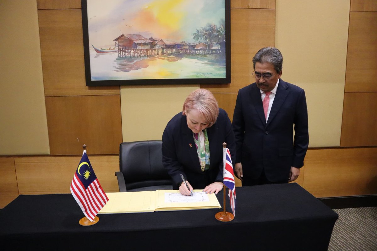 UK in Malaysia🇬🇧 (@ukinmalaysia) on Twitter photo Malaysia is taking on the co-chair role of the FACT Dialogue alongside the UK.
<a href="/energygovuk/">Department for Energy Security and Net Zero</a> Climate Minister <a href="/KerryMP/">Kerry McCarthy</a> and <a href="/MyKomoditi/">Kementerian Perladangan dan Komoditi (KPK)</a> Minister <a href="/joharighani/">Johari Abdul Ghani</a> discussed the Dialogue’s next priorities and strengthening the UK-Malaysia relationship on sustainable commodities trade. Malaysia is taking on the co-chair role of the FACT Dialogue alongside the UK.
<a href="/energygovuk/">Department for Energy Security and Net Zero</a> Climate Minister <a href="/KerryMP/">Kerry McCarthy</a> and <a href="/MyKomoditi/">Kementerian Perladangan dan Komoditi (KPK)</a> Minister <a href="/joharighani/">Johari Abdul Ghani</a> discussed the Dialogue’s next priorities and strengthening the UK-Malaysia relationship on sustainable commodities trade.